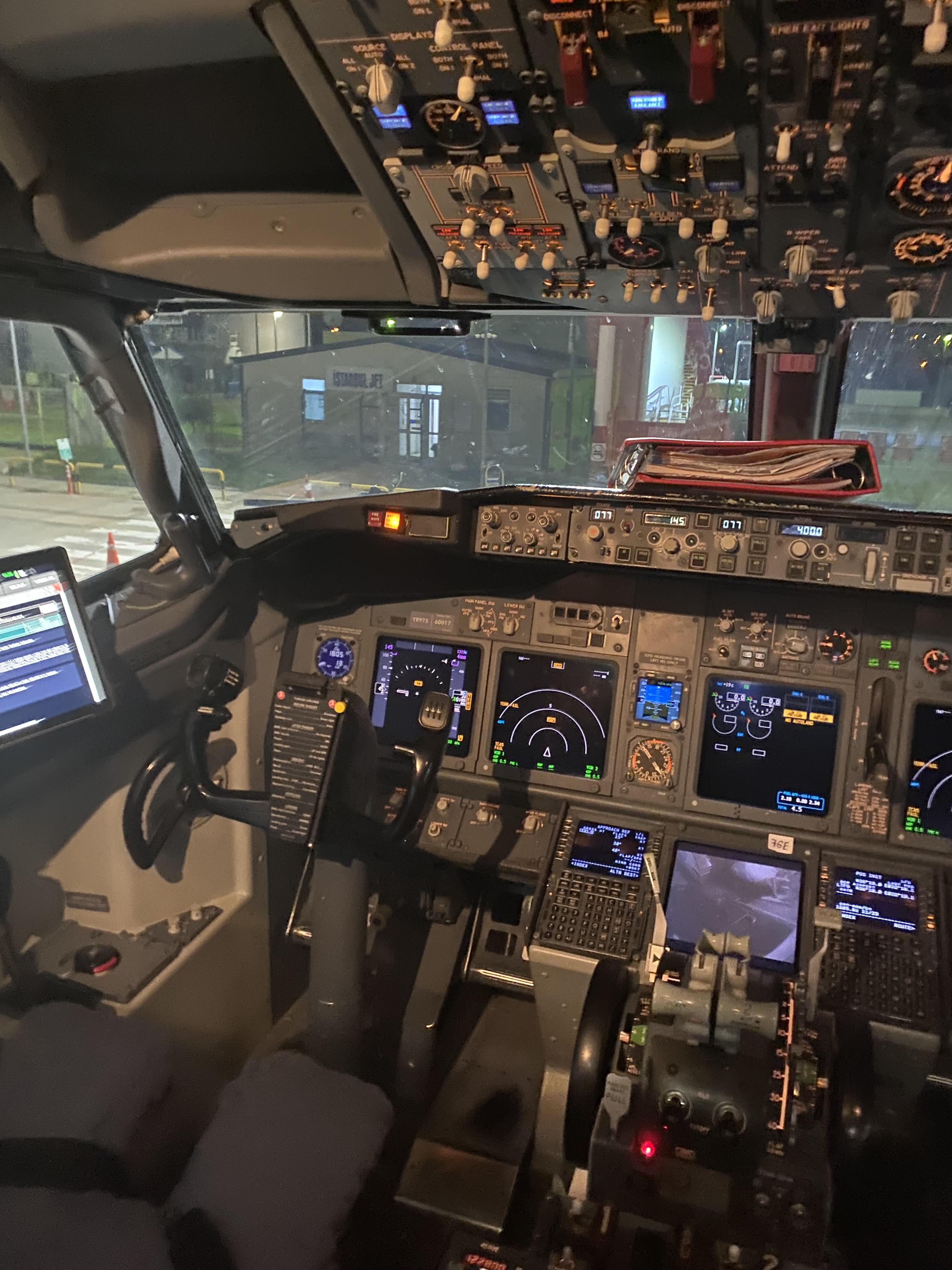 737 cockpit